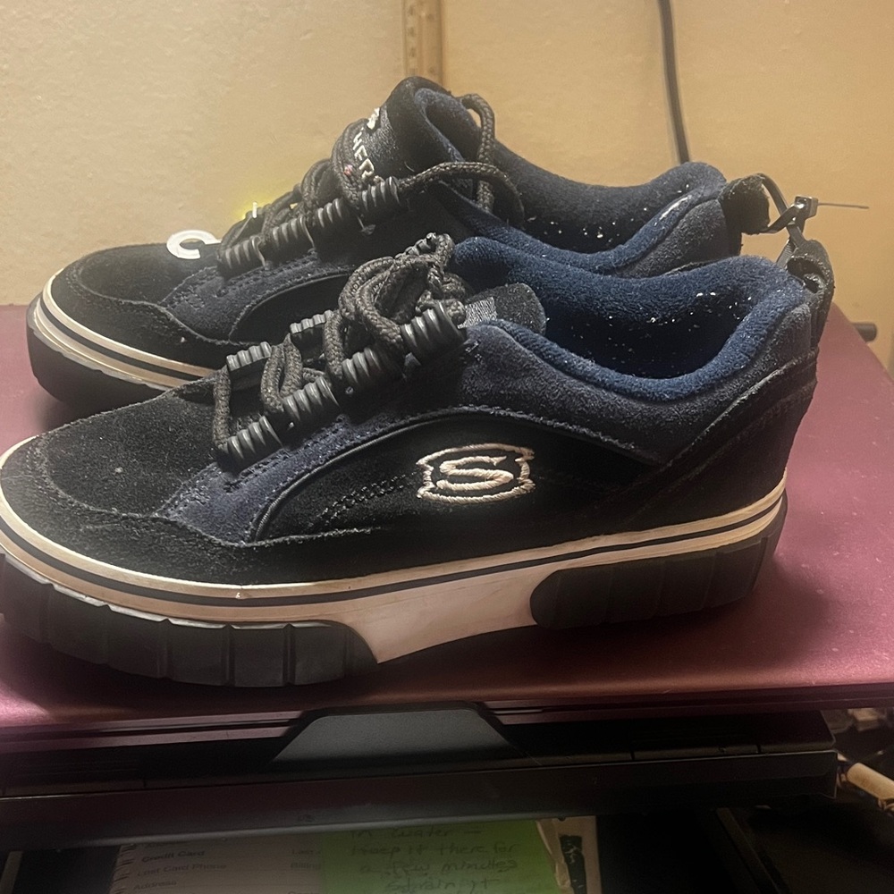 Skechers Black and Navy Sneakers....these look like males but I am not sure....